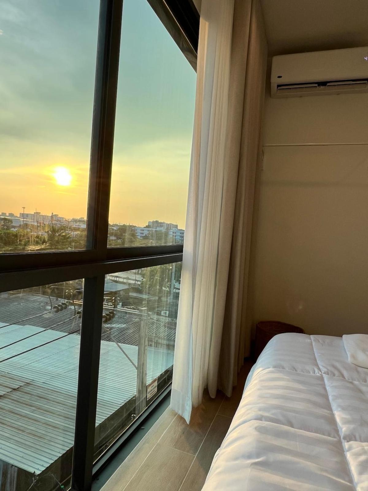 2 Bed & 2 Bath Suite, 4th Floor *