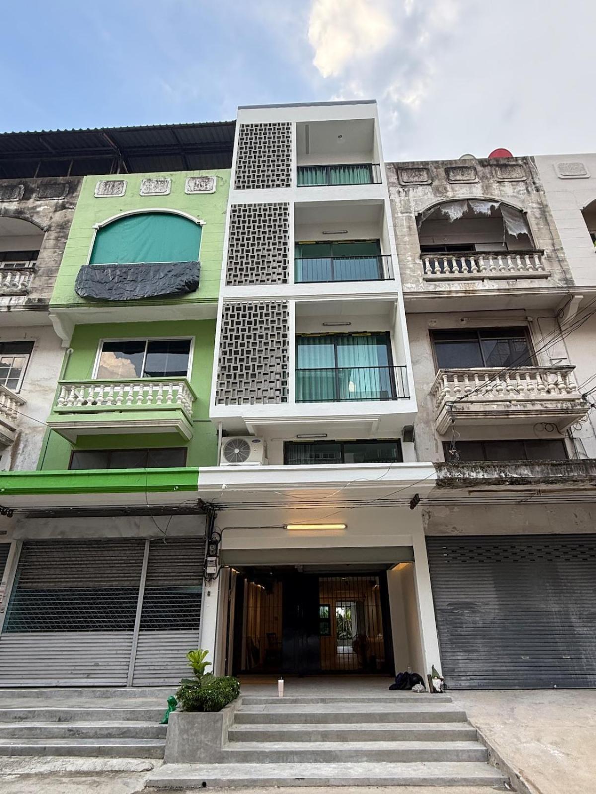 2 Bed & 2 Bath Suite, 4th Floor *