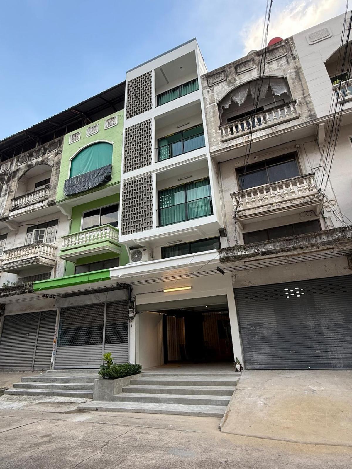 2 Bed & 2 Bath Suite, 4th Floor *